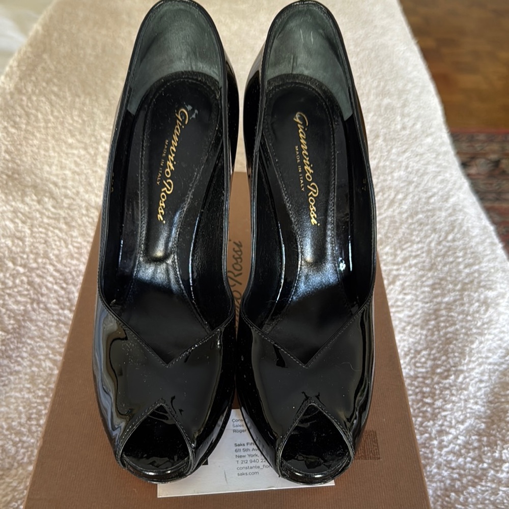 Gianvito Rossi Black patent leather Peep-Toe Heels in excellent condition.